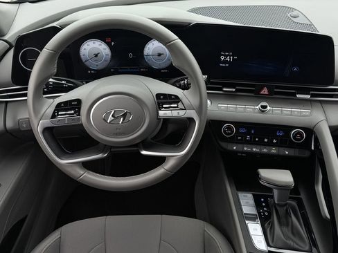Used 2023 Hyundai Elantra SEL w/ Convenience Package FWD image 11