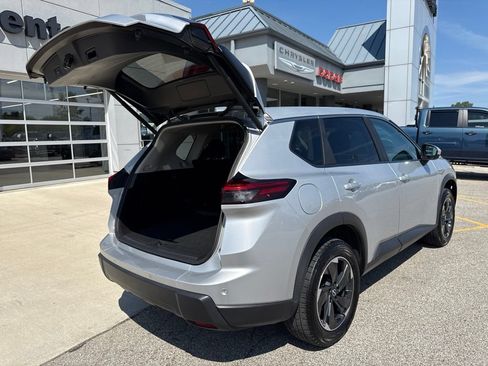 Used 2024 Nissan Rogue SV AWD/4WD image 15