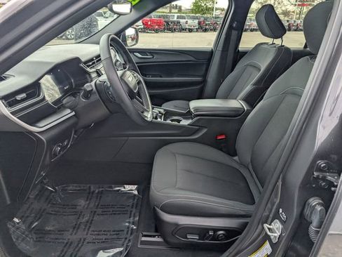 Used 2024 Jeep Grand Cherokee Laredo X w/ Luxury Tech Group I AWD/4WD image 2