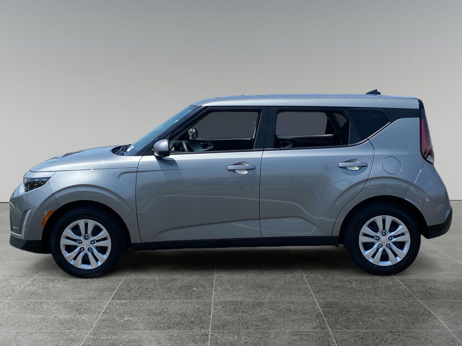 Used 2025 Kia Soul LX FWD image 2
