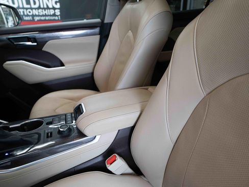 Used 2020 Toyota Highlander Limited AWD/4WD image 10