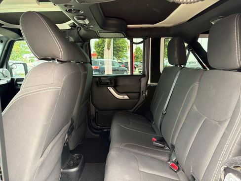 Used 2017 Jeep Wrangler Unlimited Sahara w/ Connectivity Group AWD/4WD image 17