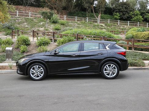 Used 2017 INFINITI QX30 image 4