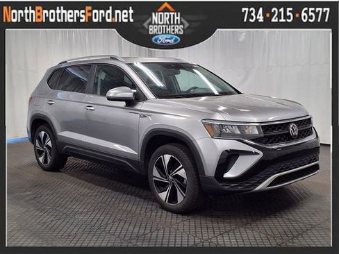 Used 2023 Volkswagen Taos SE w/ Panoramic Sunroof Package AWD/4WD image 1