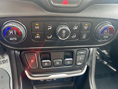 Certified 2020 GMC Terrain SLT w/ Preferred Package AWD/4WD image 39