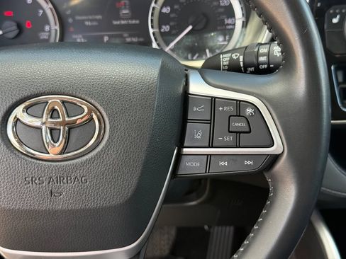 Used 2023 Toyota Highlander XLE FWD image 13