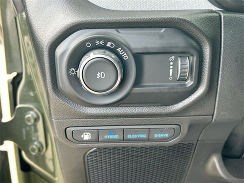 Used 2024 Jeep Wrangler Unlimited image 17