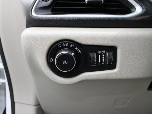 Used 2018 Chrysler Pacifica Limited w/ Advanced Safetytec Group FWD image 23