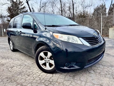 Used 2013 Toyota Sienna LE image 1