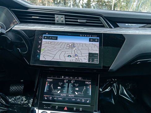 Used 2021 Audi e-tron Premium Plus w/ Premium Plus Package image 18