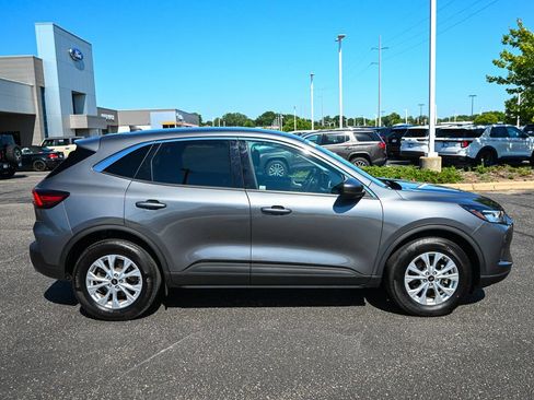 Used 2023 Ford Escape Active w/ Tech Pack #2 AWD/4WD image 3