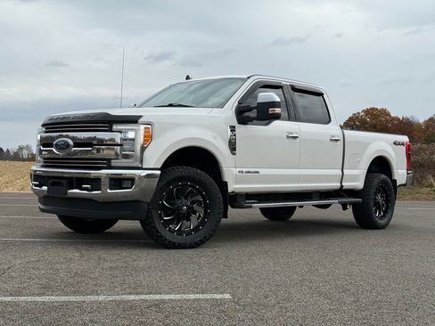 Used 2019 Ford F250 Lariat w/ Chrome Package image 1