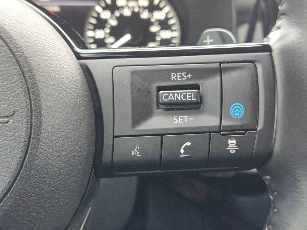 Used 2025 Nissan Pathfinder SL AWD/4WD image 31