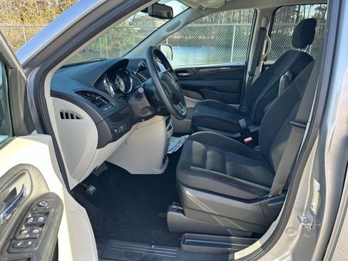 Used 2018 Dodge Grand Caravan SE w/ UConnect Hands-Free Group image 20