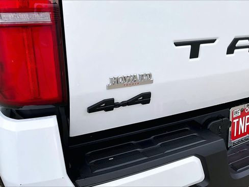 Used 2025 Toyota Tacoma SR5 AWD/4WD image 29