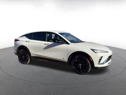 Used 2025 Buick Envista Sport Touring image 2