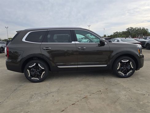 New 2025 Kia Telluride S image 9