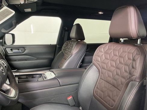 Used 2025 Nissan Armada Platinum image 23