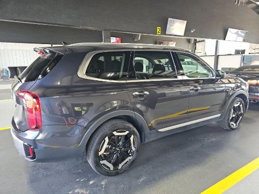Used 2025 Kia Telluride S FWD image 3