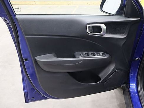 Used 2022 Hyundai Venue SEL image 17