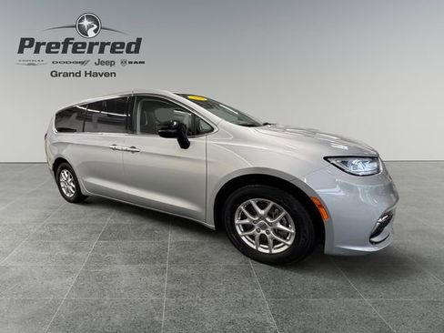 Used 2024 Chrysler Pacifica Touring-L FWD image 8