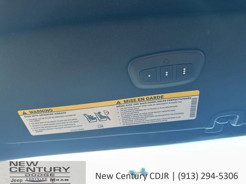 Used 2025 Chrysler Pacifica Limited FWD image 30
