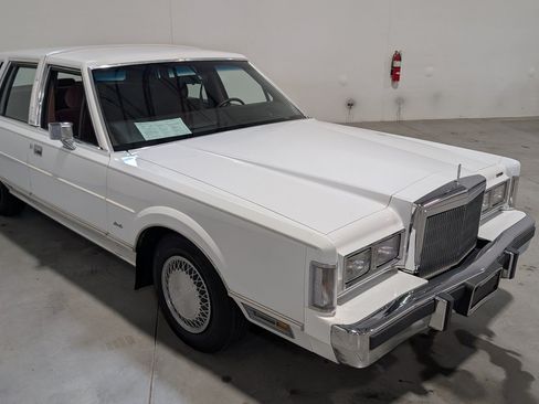 Used 1988 Lincoln Town Car RWD image 17