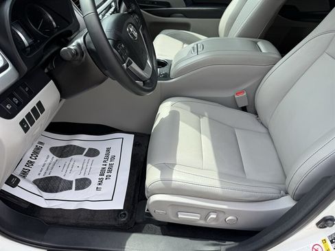 Used 2017 Toyota Highlander XLE w/ Carpet Mat Package AWD/4WD image 23