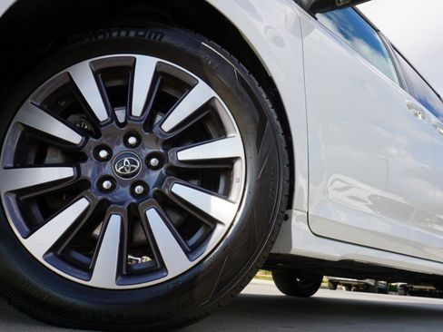 Used 2020 Toyota Sienna Limited Premium image 10