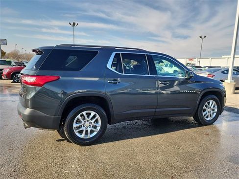 Used 2020 Chevrolet Traverse LT image 2