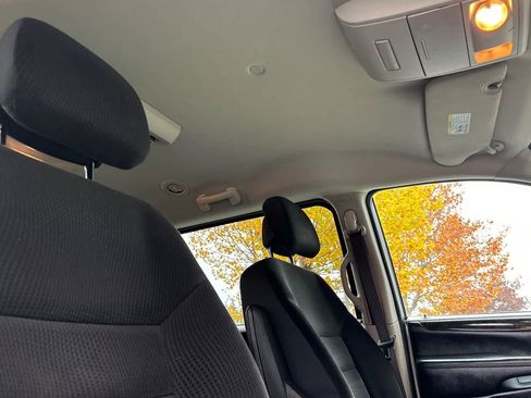 Used 2019 Dodge Grand Caravan SE w/ UConnect Hands-Free Group image 18