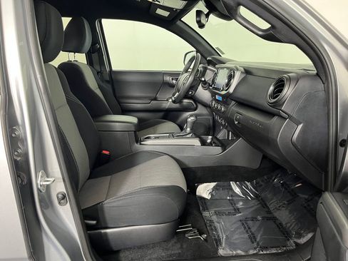 Used 2021 Toyota Tacoma TRD Sport w/ Technology Package AWD/4WD image 17