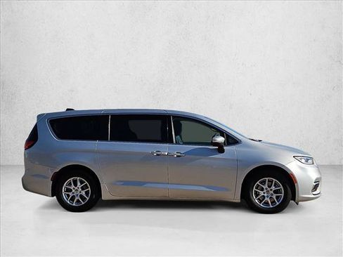 Used 2023 Chrysler Pacifica Touring-L FWD image 10
