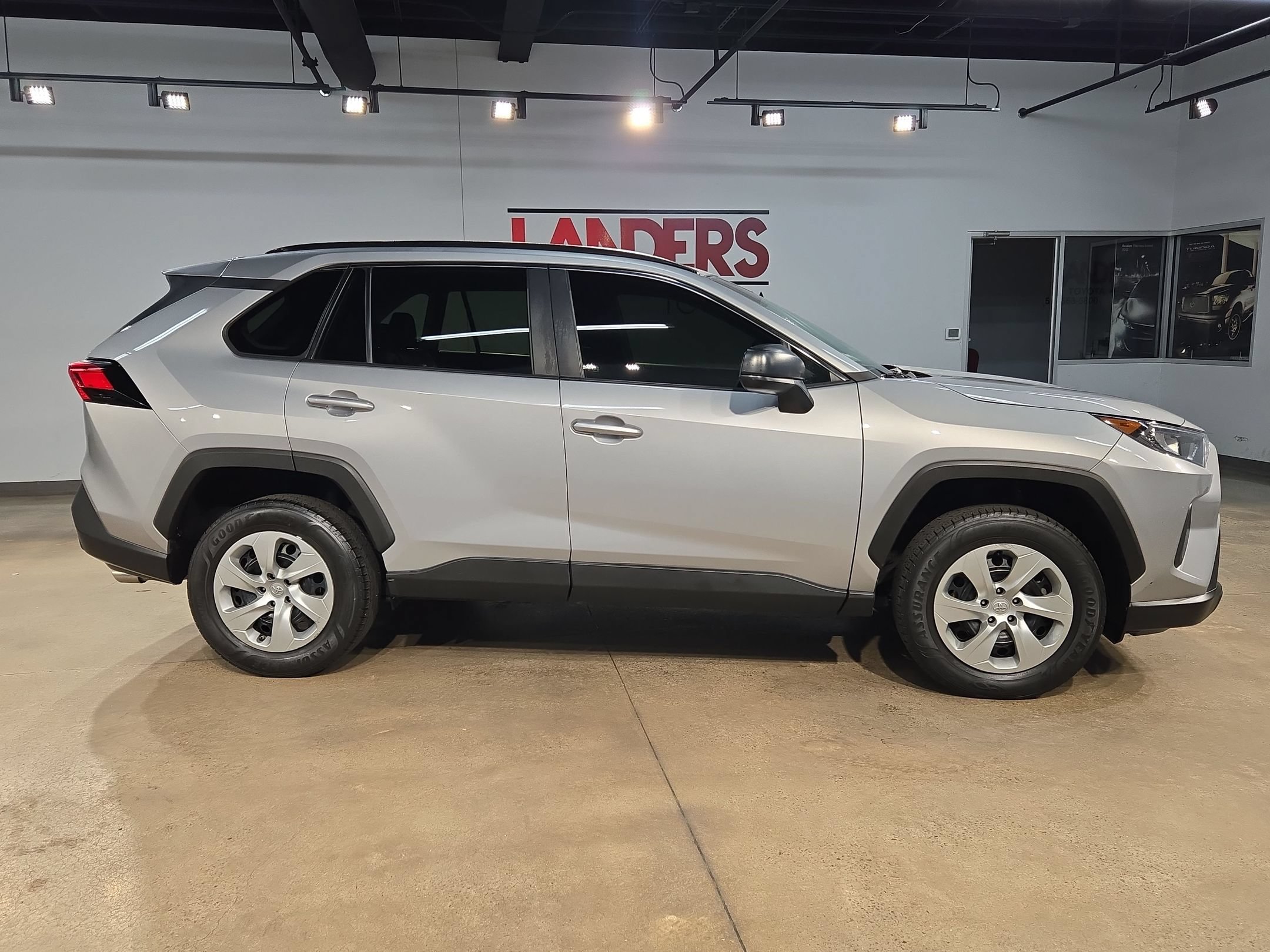 Used 2020 Toyota RAV4 LE FWD image 8