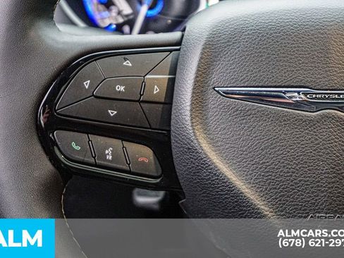 Used 2025 Chrysler Pacifica Limited image 31