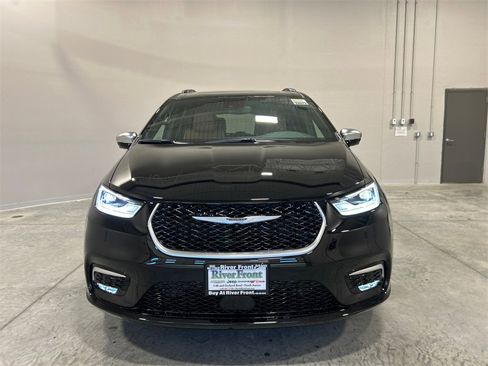 New 2026 Chrysler Pacifica Pinnacle image 3