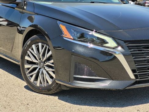 Used 2025 Nissan Altima 2.5 SV FWD image 4
