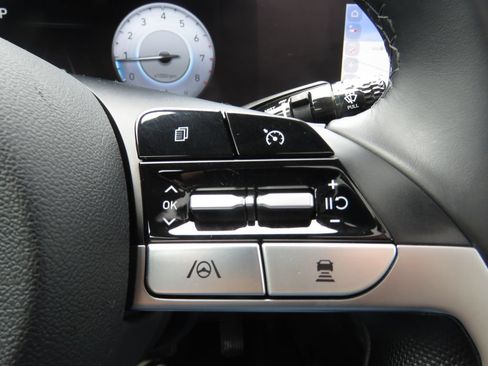 Used 2023 Hyundai Elantra Limited FWD image 22