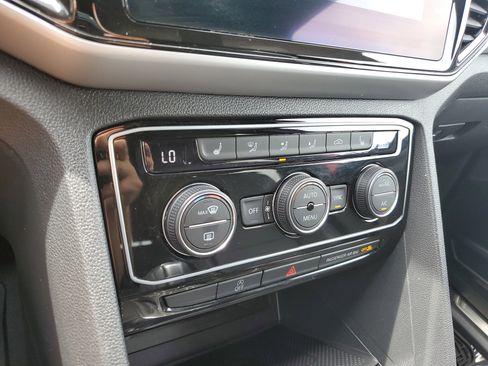 Used 2022 Volkswagen Atlas Cross Sport SE image 26