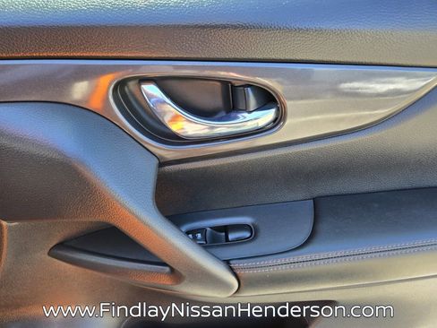 Used 2020 Nissan Rogue SV FWD image 17