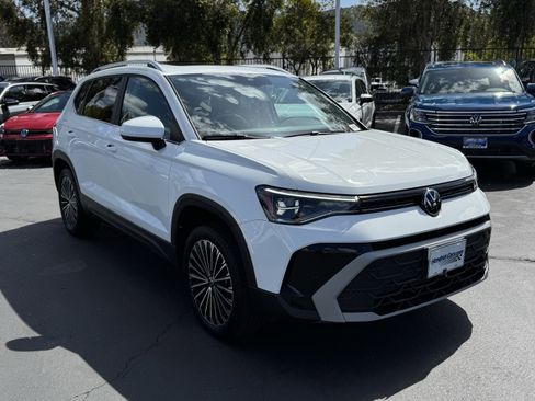 Used 2025 Volkswagen Taos SE FWD image 2