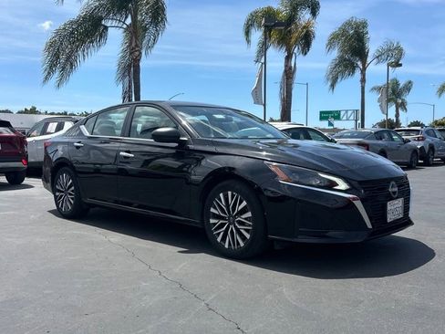 Used 2025 Nissan Altima 2.5 SV FWD image 5