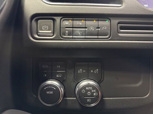 Used 2022 GMC Yukon SLT w/ SLT Premium Package AWD/4WD image 9