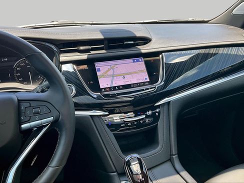 Used 2025 Cadillac XT6 Premium Luxury FWD image 7