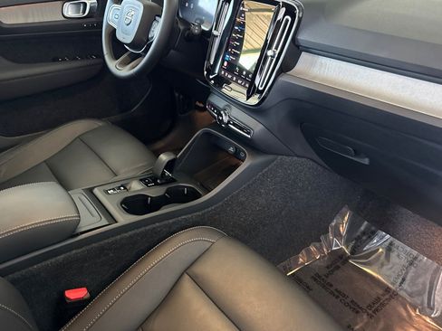 Certified 2025 Volvo XC40 B5 Core image 19
