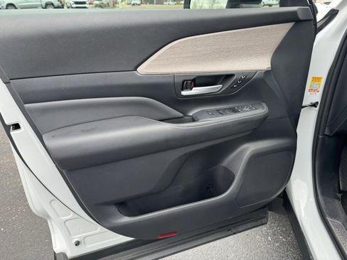 Used 2024 Toyota Grand Highlander Limited image 19