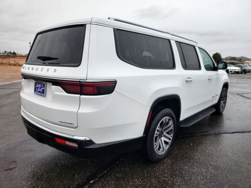 Used 2023 Jeep Wagoneer L Series II image 5