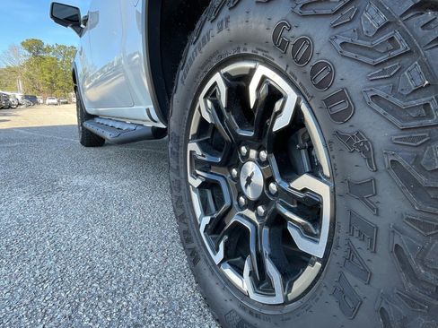 Used 2024 Chevrolet Silverado 1500 ZR2 image 18