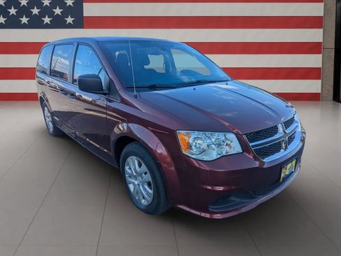 Used 2019 Dodge Grand Caravan SE w/ UConnect Hands-Free Group FWD image 3