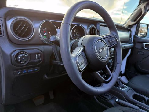 Used 2023 Jeep Wrangler Unlimited w/ Sun & Screen Package image 10